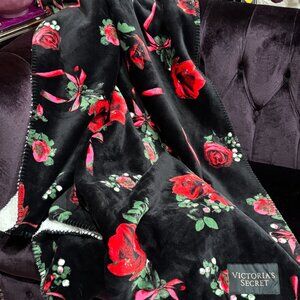 Victoria's Secret Victorian Velvet & Sherpa Red Roses on Black Throw Blanket
